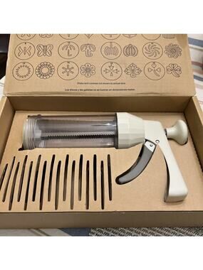 The Pampered Chef 1525 Cookie Press NO DISKS Cookie Press And Box Only